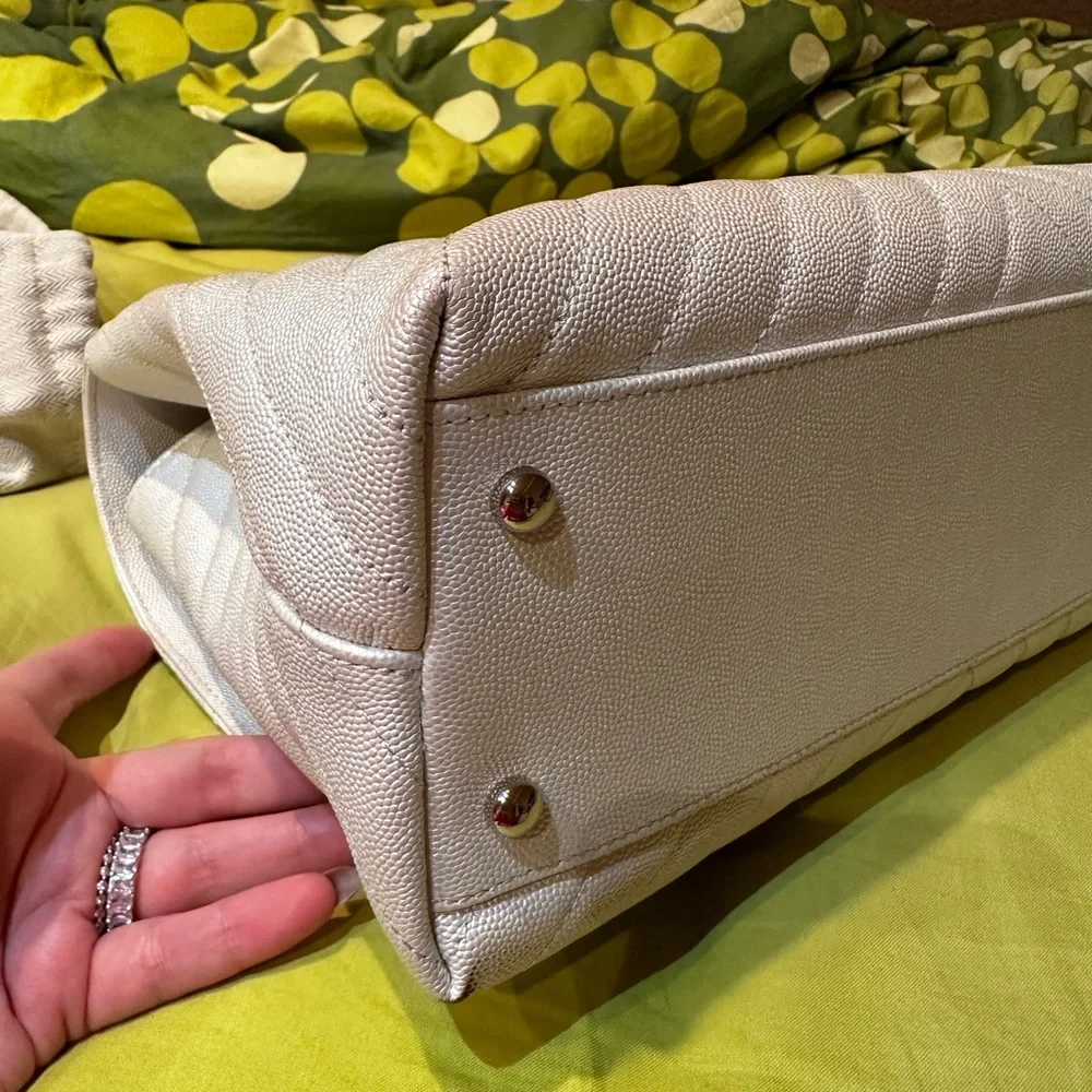 Chanel pearlescent white coco handle medium/large size. - Picture 9 of 16